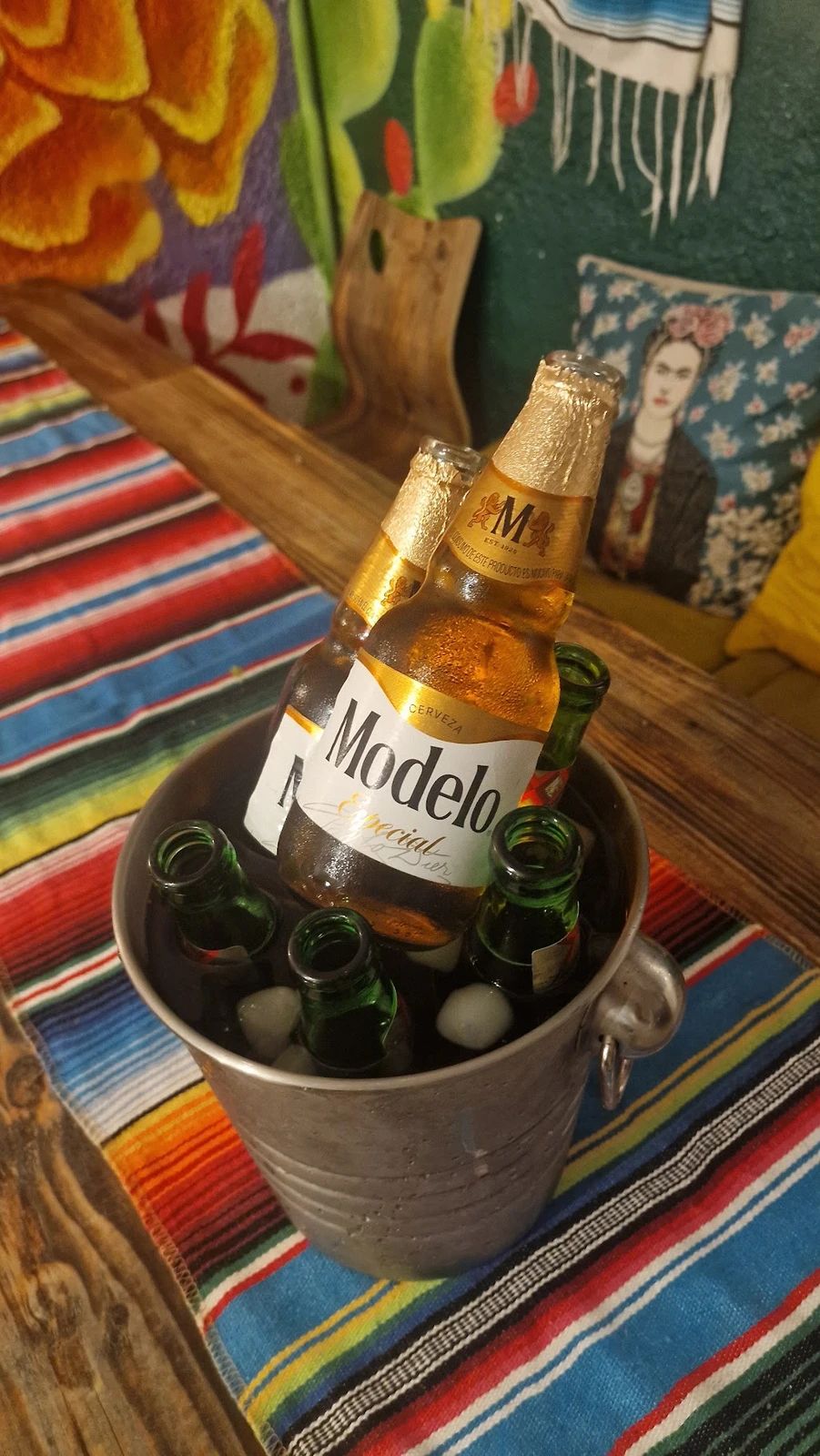 Bières mexicaines dans un seau à glace sur un tissu mexicain coloré, chez Taquería Lupita