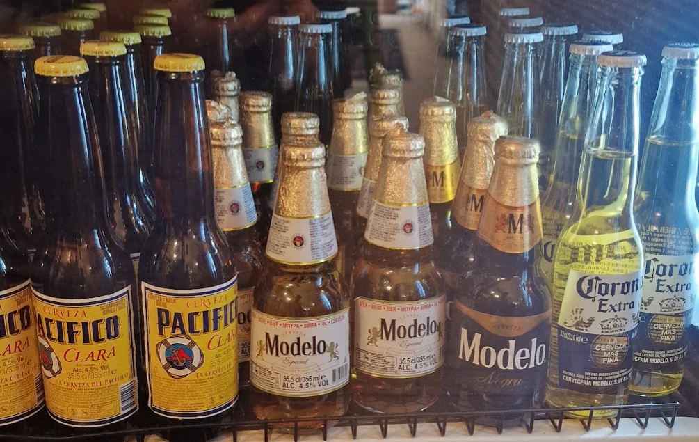 Bouteilles de Pacífico Clara, Modelo Especial, Negra Modelo et Corona Extra chez Taquería Lupita
